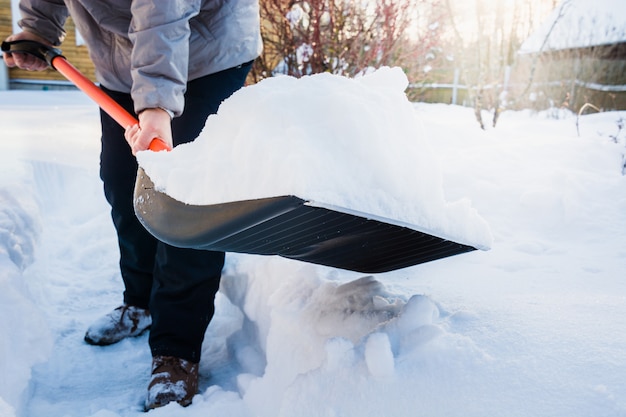 Persona limpiando nieve con pala