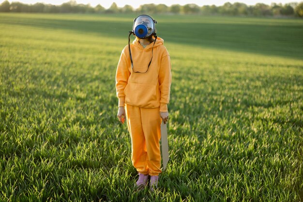 Persona con máscara de gas en campo verde