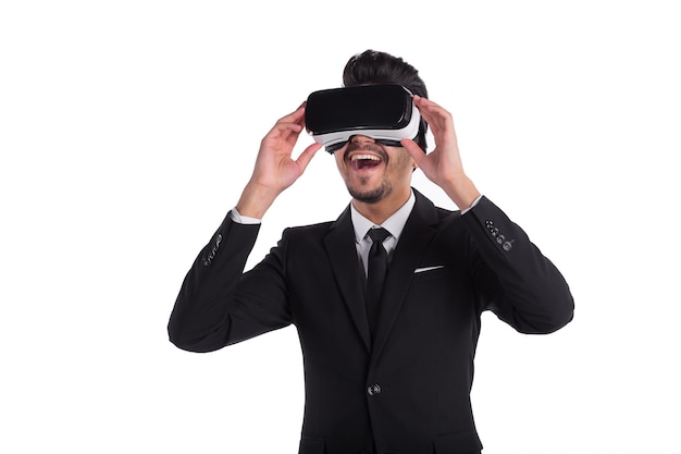 Persona masculina en traje y gafas de realidad virtual.