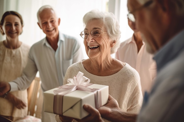 Una persona mayor sonriente recibe un regalo de cumpleaños generativo ai