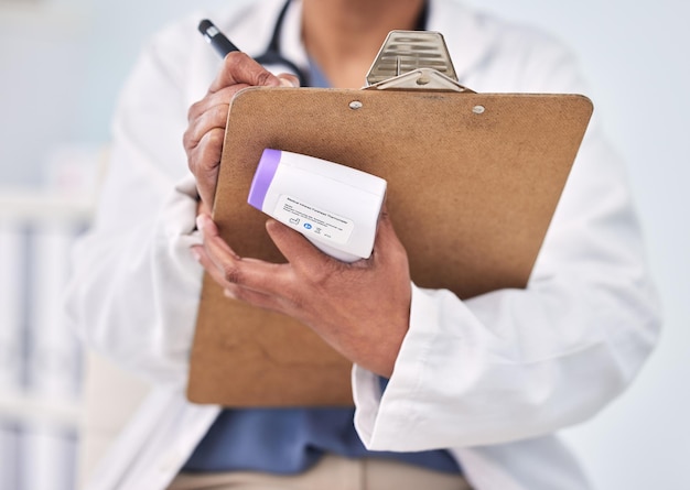 Foto persona médico y escribiendo en el clipboard para el diagnóstico recetado o los resultados con termómetro en el hospital closeup de enfermera médica o cirujano tomando notas temperatura o cita en la clínica