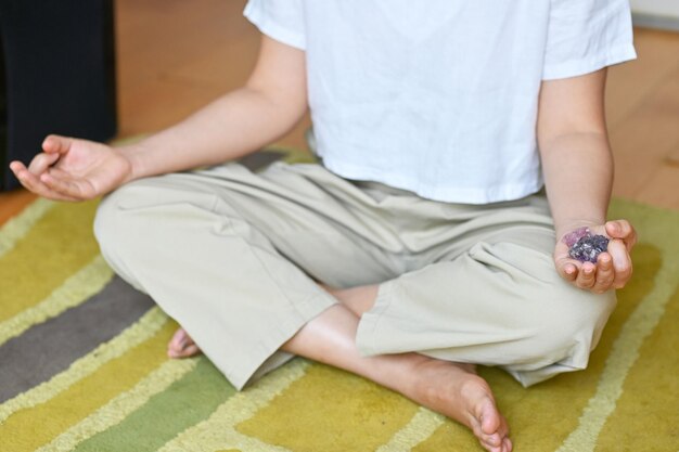 Una persona meditando en posición de loto.