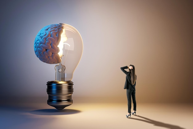 Una persona mirando una bombilla gigante con un cerebro dentro simbolizando ideas y creatividad contra