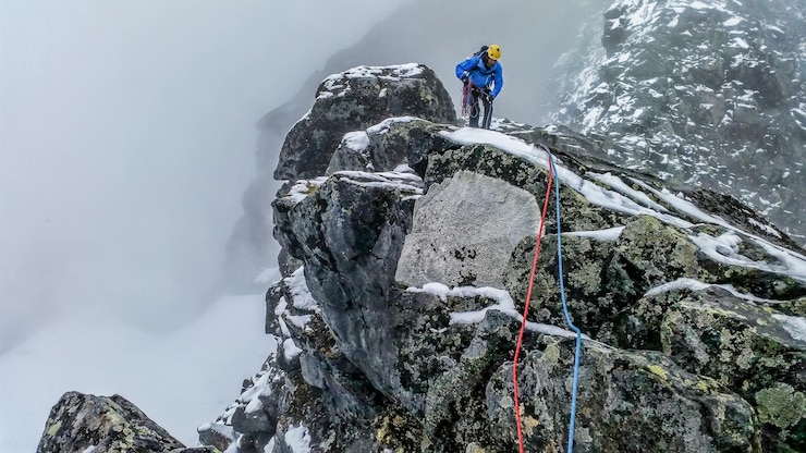 Foto persona en la montaña durante el invierno