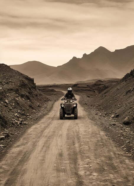 Una persona montando un quad en un camino de tierra