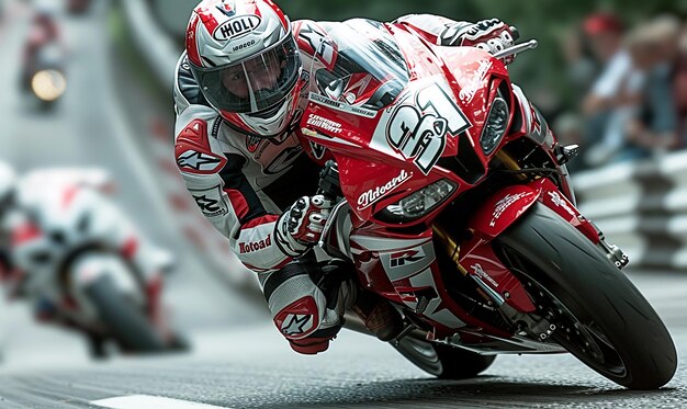 Foto una persona en una motocicleta con el número 33 en su casco