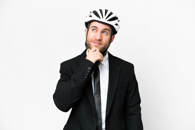 Persona de negocios con casco de bicicleta sobre fondo blanco aislado y mirando hacia arriba