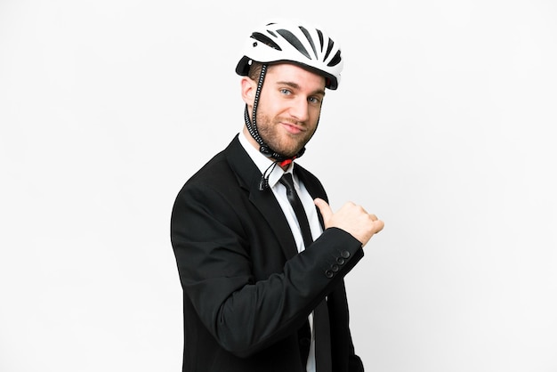 Persona de negocios con un casco de bicicleta sobre fondo blanco aislado orgulloso y satisfecho de sí mismo