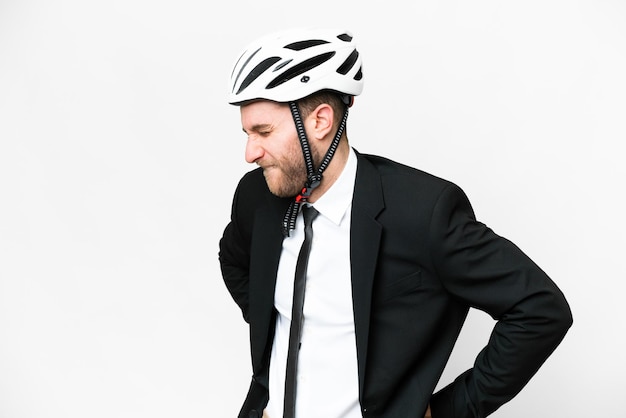 Persona de negocios con casco de bicicleta sobre fondo blanco aislado que sufre de dolor de espalda por haber hecho un esfuerzo
