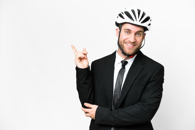 Persona de negocios con casco de bicicleta sobre fondo blanco aislado señalando con el dedo al lado