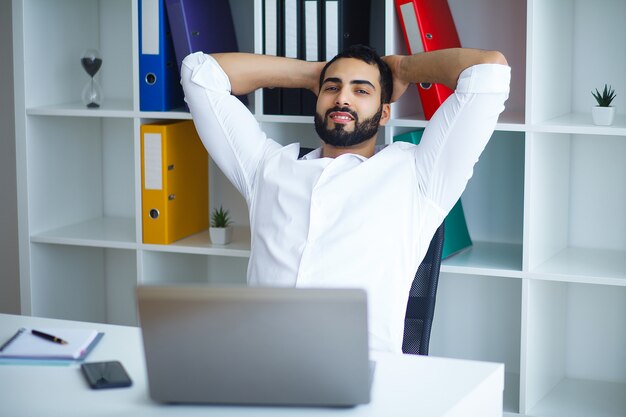 Persona de negocios por cuenta propia que trabaja desde casa