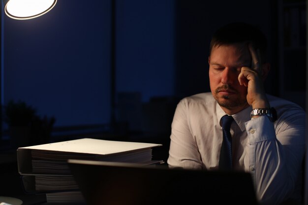 Foto persona de negocios para dormir