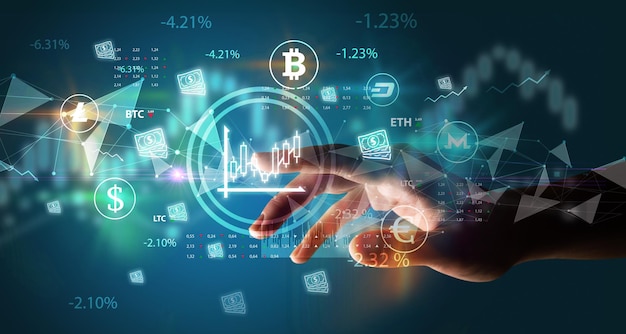 Persona de negocios empujando con la mano el símbolo de la moneda en la pantalla táctil multimedia