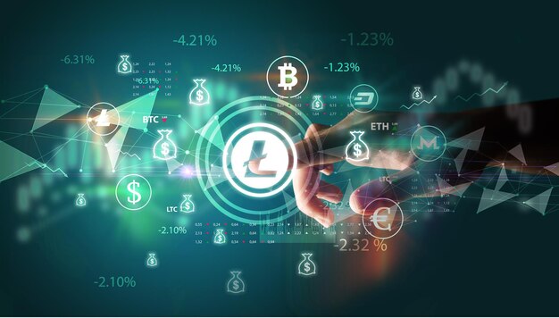 Persona de negocios empujando con la mano el símbolo de la moneda en la pantalla táctil multimedia