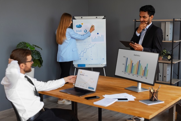 Foto persona de negocios mirando gráficos de finanzas