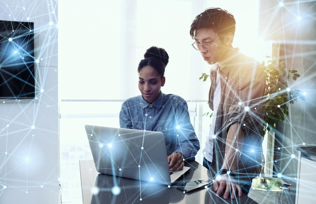 Persona de negocios en la oficina conectada a la red de Internet concepto de empresa de puesta en marcha