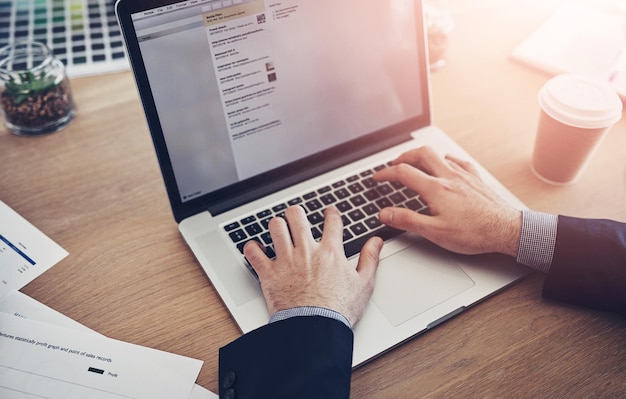 Persona de negocios portátil y manos con notas digitales para calendario de horarios y administración web Oficina de tecnología y mañana con empleado corporativo planificación con agenda en línea de comerciante