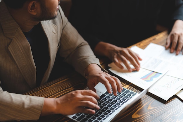 Persona de negocios profesional escribiendo en el escritorio de una computadora portátil en la oficina usando tecnología de teclado para trabajar en un trabajo de comunicación en el lugar de trabajo en línea