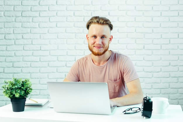 Persona de negocios trabajando desde casa