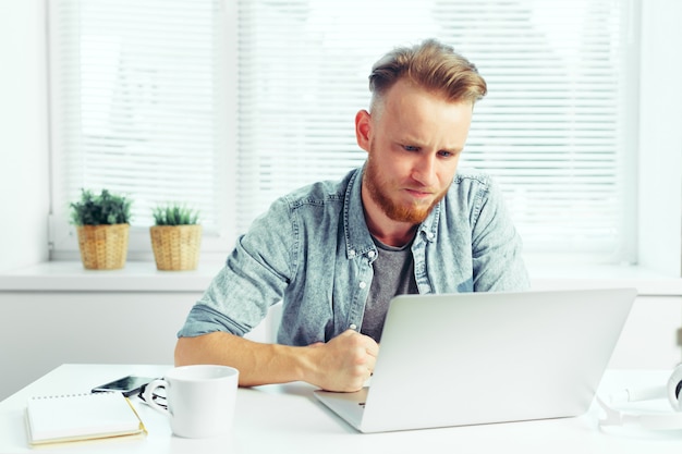 Persona de negocios trabajando desde casa.