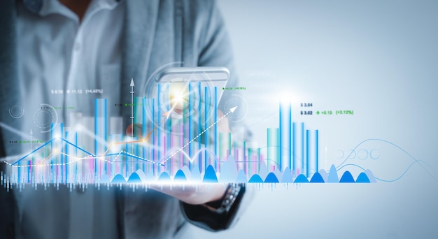 La persona de negocios usa tecnología de telefonía móvil para analizar datos de negocios de estadísticas en crecimiento