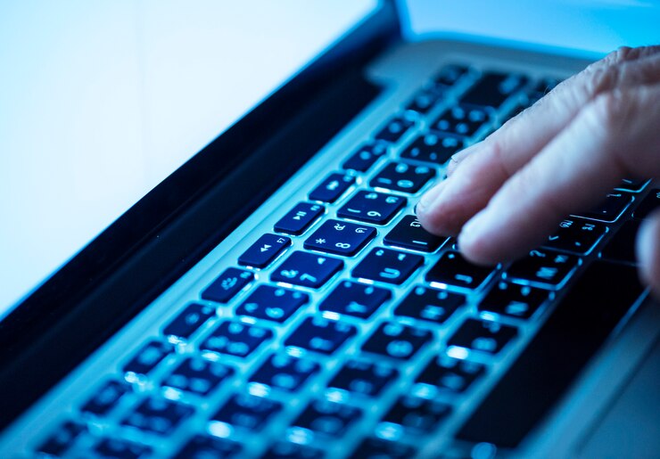 Foto persona de negocios usando una computadora portátil
