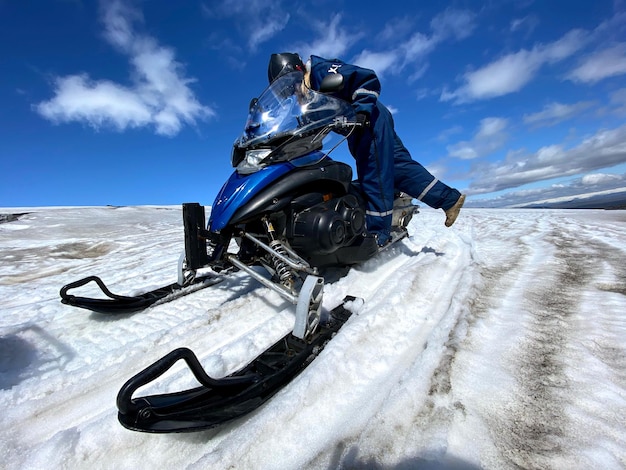 Persona en la nieve contra el cielo durante el invierno