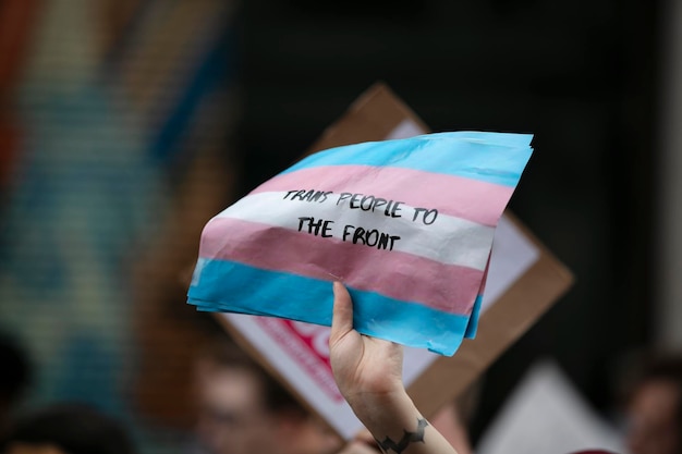 Una persona con una pancarta pro transgénero en un evento del orgullo gay