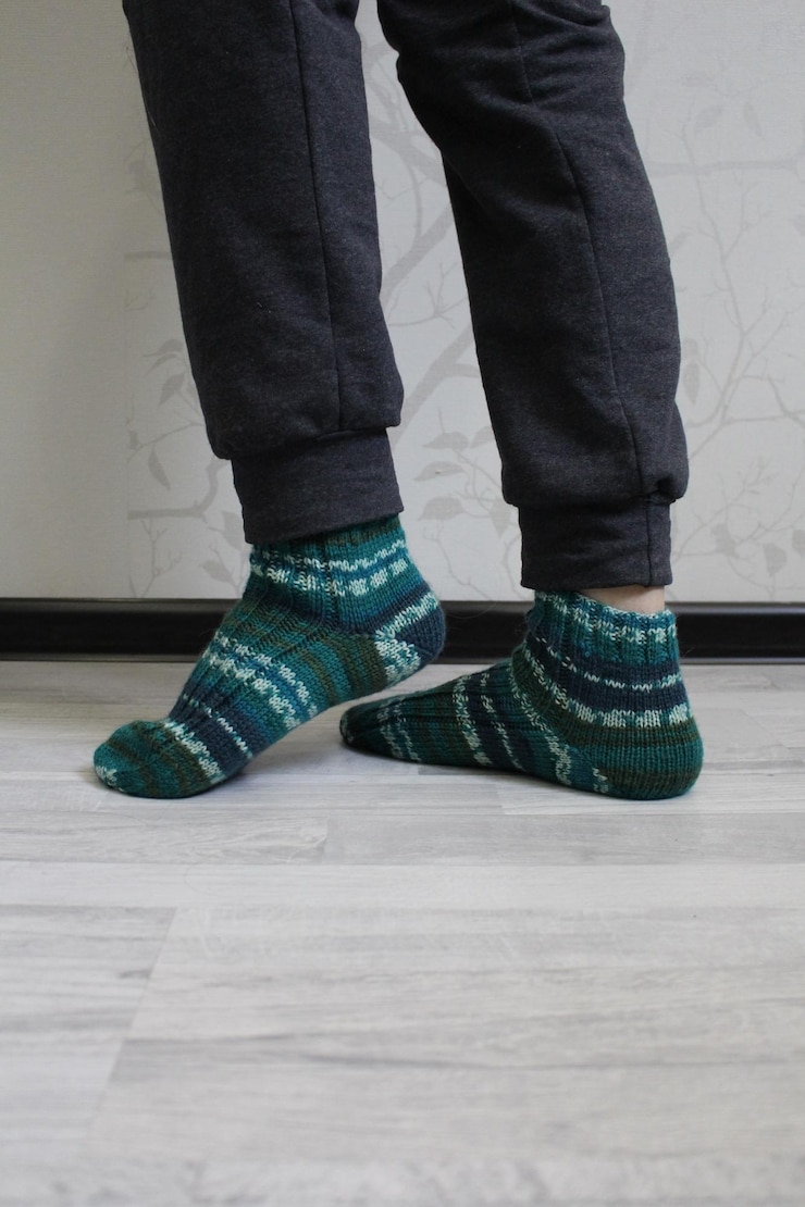 Foto una persona con un par de calcetines.