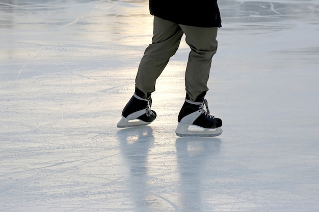 Persona de patinaje de pies en la pista de patinaje