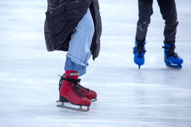 Persona de patinaje sobre hielo de pie en la pista de hielo