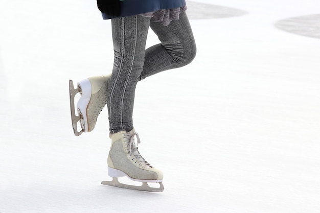 Foto persona de patinaje sobre hielo de pie en la pista de hielo