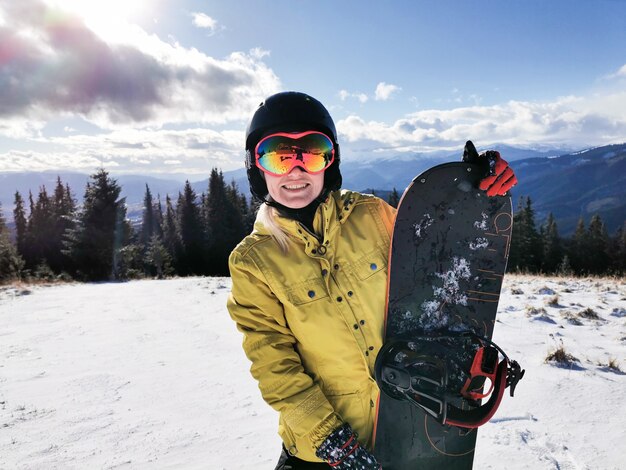 Una persona de pie sobre una pendiente cubierta de nieve.