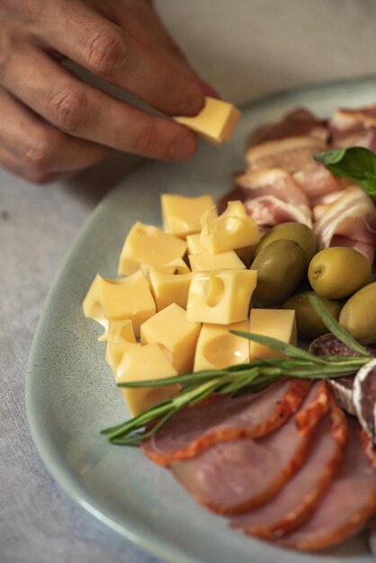 Foto una persona está poniendo queso en un plato.