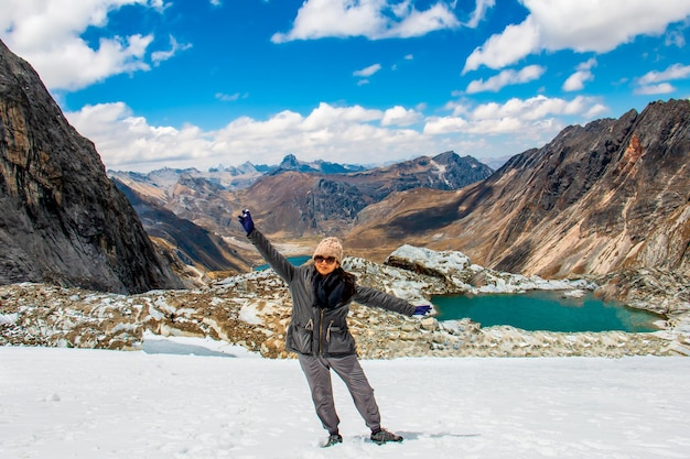 Persona posando en el nevado Raura en Oyon Perú Una persona cerca de un pico nevado