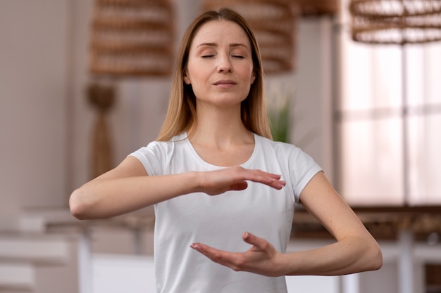 Persona practicando tai chi en interiores