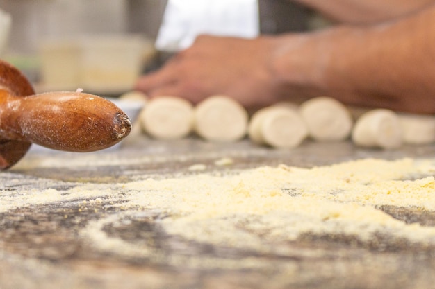 Persona preparando masa para pizza.