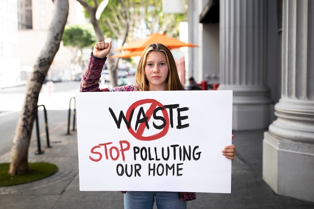 Persona protestando con pancarta en la ciudad por el día mundial del medio ambiente