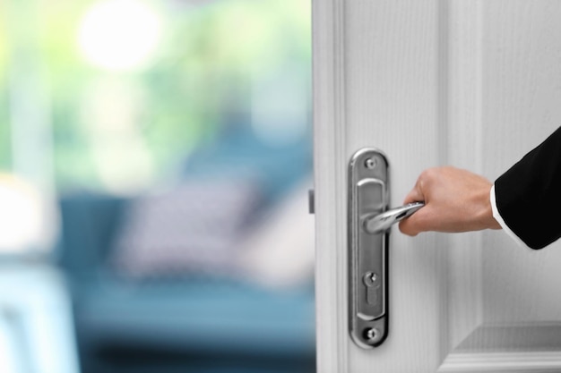 Persona que abre la puerta de una habitación de hotel