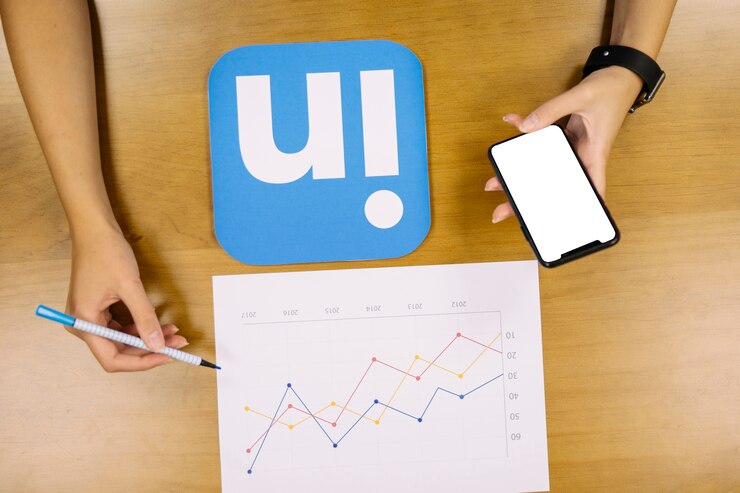 Foto una persona que analiza el gráfico de linkedin sobre la mesa de madera