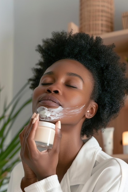 Foto una persona que aplica una crema calmante para aliviar la incomodidad causada por una erupción cutánea inflamada roja