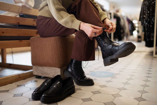 Foto persona que busca zapatos en el mercado de segunda mano