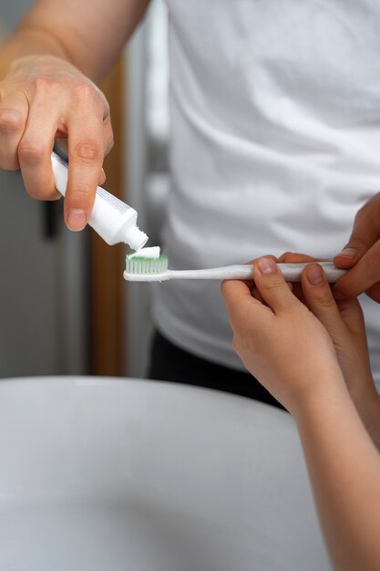 Persona que cuida la higiene de los dientes.