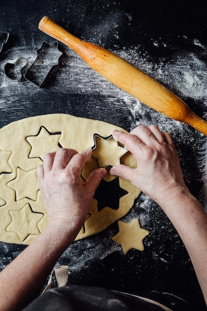 Persona que da forma a las galletas con la forma Foto de estudio horizontal