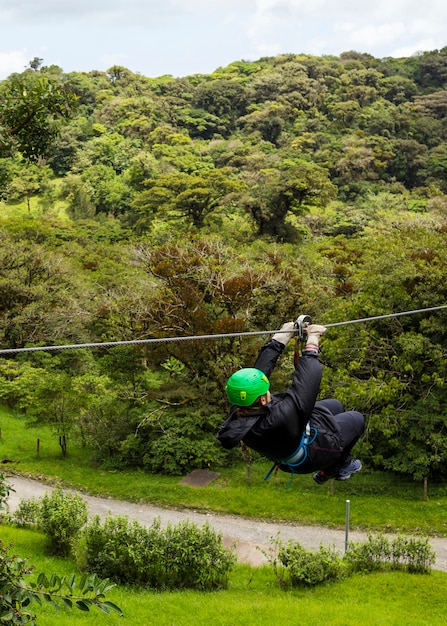 Foto una persona que disfruta de la aventura de tirolesa en el bosque de costa rica