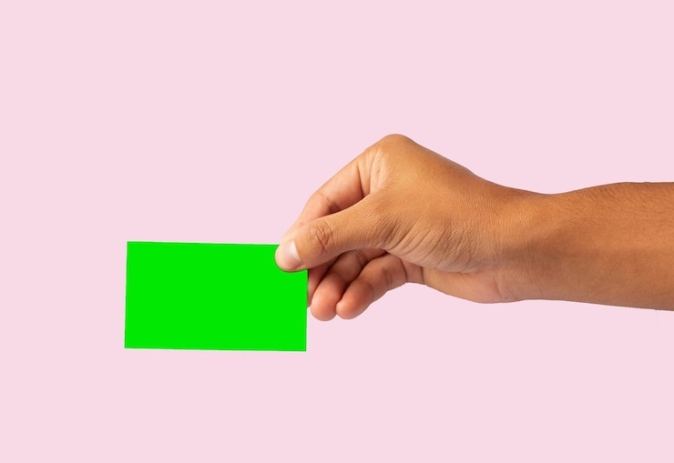 Foto persona que entrega una tarjeta verde