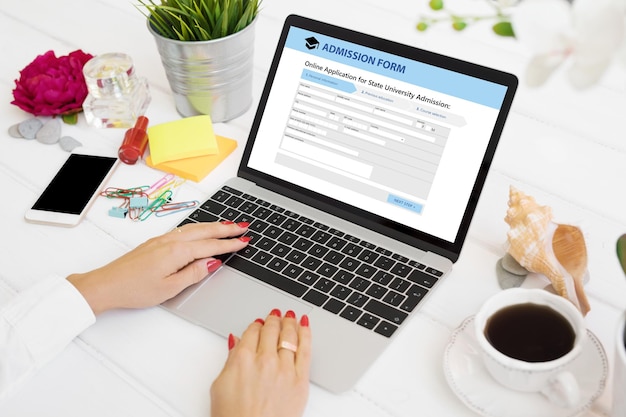 Foto persona que envía el formulario de admisión en una computadora portátil