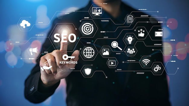 Persona que gestiona la optimización de motores de búsqueda SEO para marketing digital con contenido de redes sociales