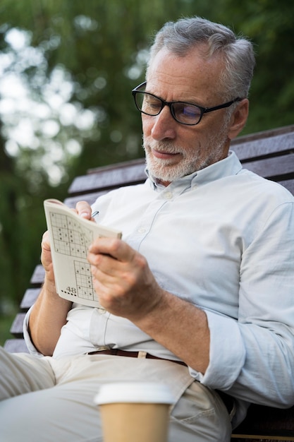 Foto persona que juega un juego de sudoku sola