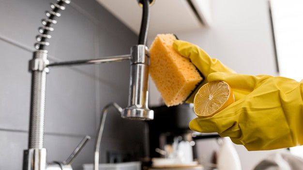 Persona que lleva guantes de protección con un limón